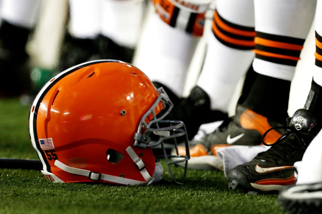 Cleveland Browns running back Kevin Mack (34) carries the football