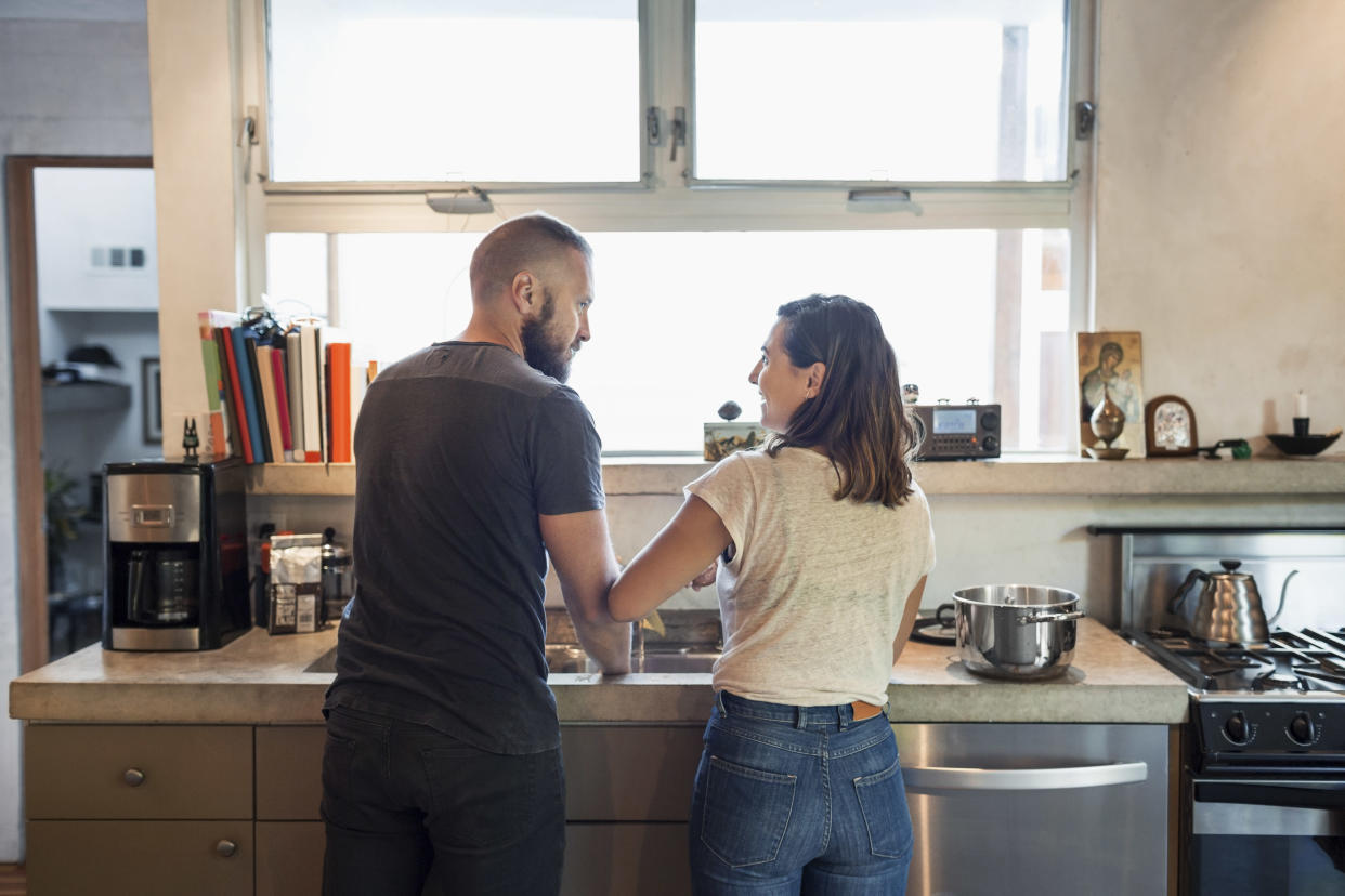 El trabajo en equipo para lidiar con los quehaceres del hogar y las responsabilidades es determinante en el éxito de las relaciones de pareja. (Getty Creative)