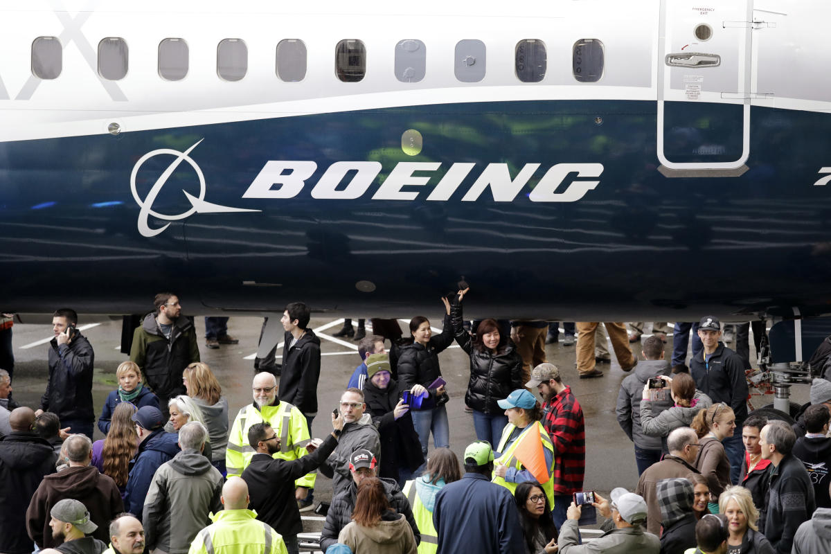 Les actionnaires de Boeing approuvent la rémunération du PDG alors que l’entreprise fait face à une enquête et à d’éventuelles poursuites