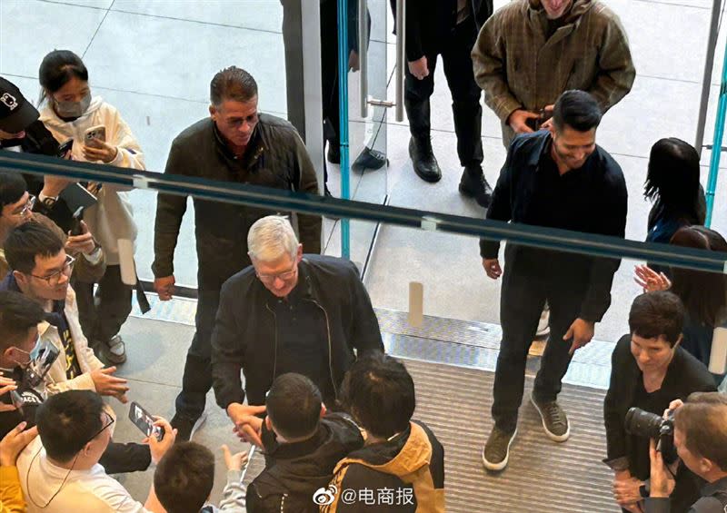 庫克現身北京三里屯Apple Store，引發民眾圍觀。（圖／翻攝自電商報微博）