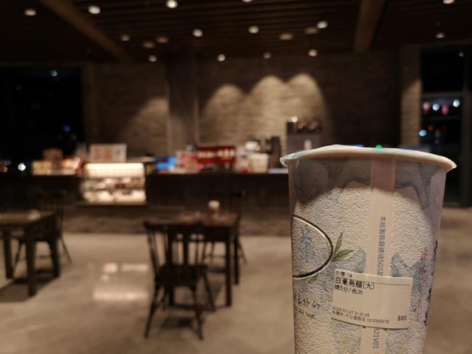 ▲原PO到竹北遠百某飲料店買飲料，豈料該店最貴的飲料竟然要價385元，讓她驚喊「夭壽」，貼文一出，新竹人也愣「被當盤子」。（圖／翻攝自《竹北遠百最新情報站》）