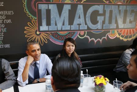 U.S. President Barack Obama has lunch with Standing Rock Sioux tribal youth in Washington November 20, 2014. REUTERS/Kevin Lamarque