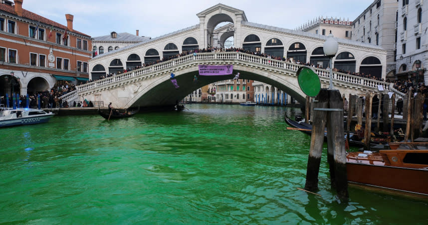 威尼斯運河遭染成螢光綠。（圖／達志／路透社）