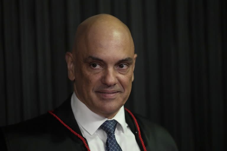 El juez Alexandre de Moraes sonríe al ser investido como nuevo presidente del Supremo Tribunal Electoral, el organismo gubernamental que supervisa los comicios, antes de las elecciones del 2 de octubre, el 16 de agosto de 2022, en Brasilia, Brasil. (AP Foto/Eraldo Peres, archivo)