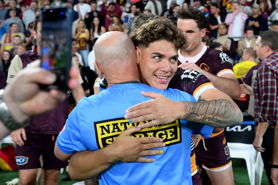 BRISBANE, AUSTRALIA - SEPTEMBER 23:  Reece Walsh of the Broncos celebrates with Allan Langer after winning the NRL Preliminary Final match between Brisbane Broncos and New Zealand Warriors at Suncorp Stadium on September 23, 2023 in Brisbane, Australia. (Photo by Bradley Kanaris/Getty Images)