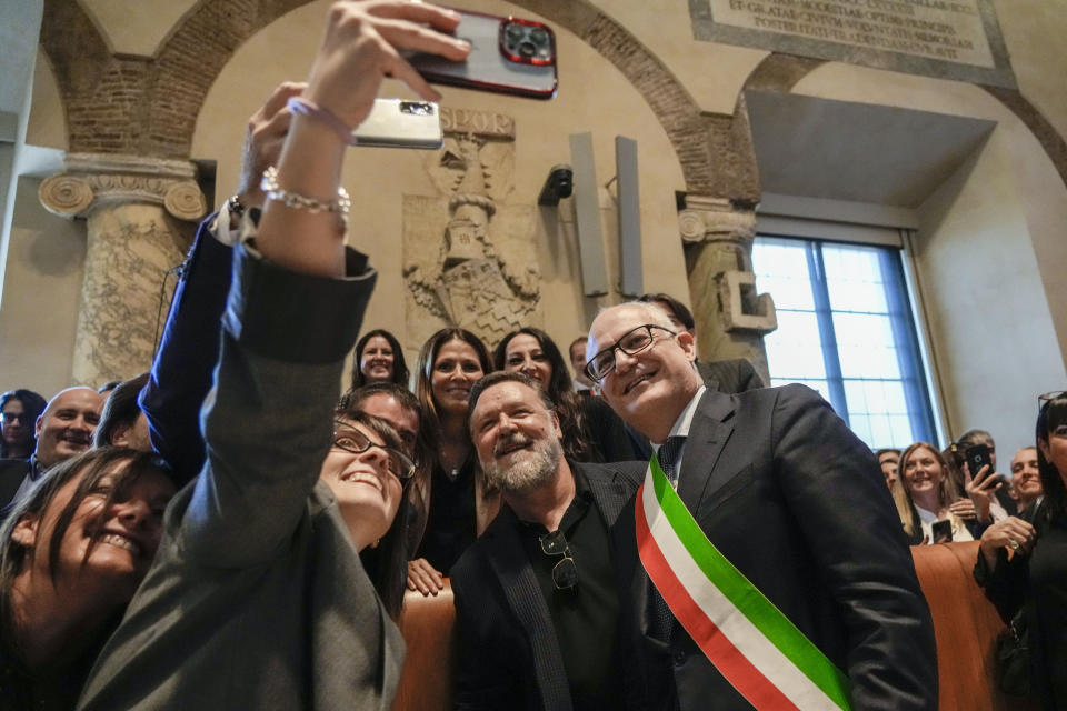 Actor Russel Crowe, center, poses for photos with Rome's mayor Roberto Gualtieri, right, after he received the "Ambassador of Rome in the World" award, in Rome's Capitol Hill, Friday, Oct. 14, 2022. (AP Photo/Andrew Medichini)