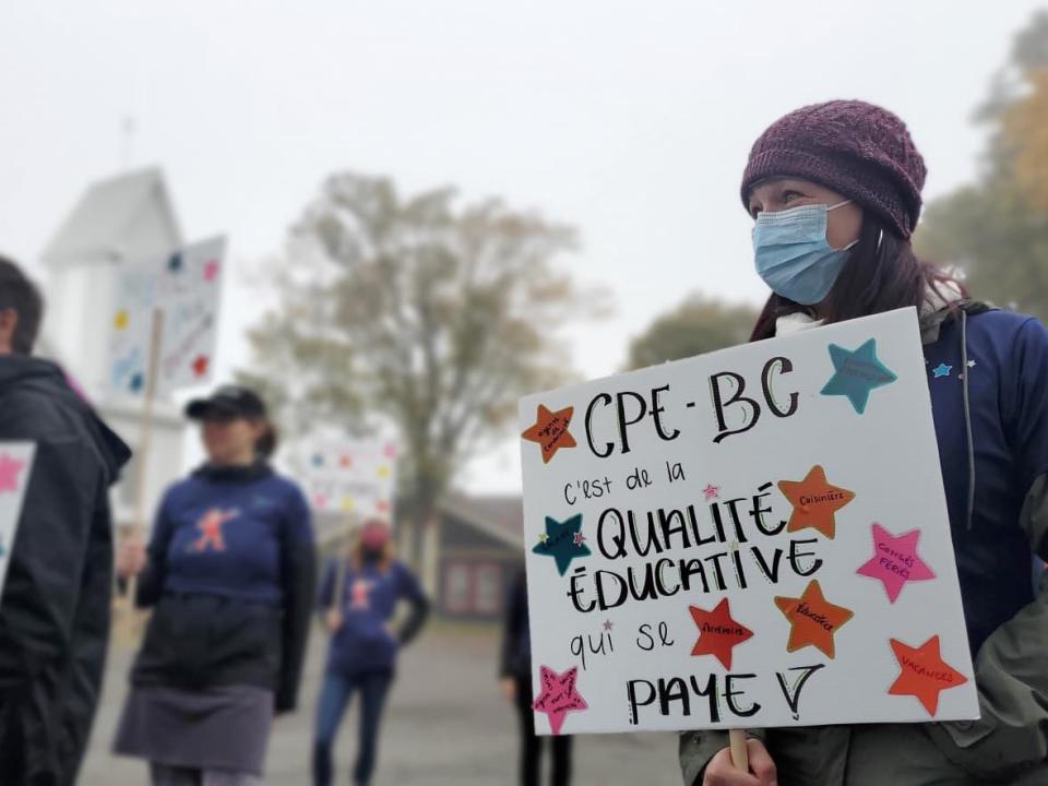 Educators and daycare workers protest in front of the CPE l'Aurore boréale in Rimouski. (Radio-Canada - image credit)