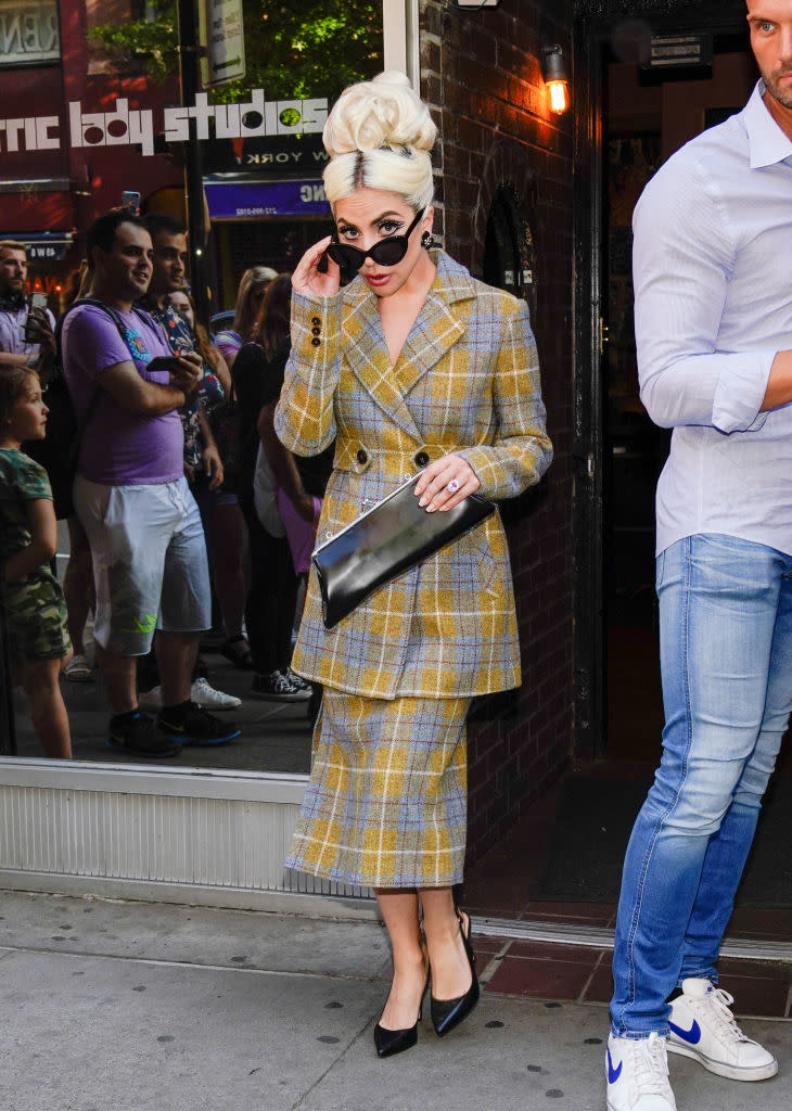 Lady Gaga später am Nachmittag in einem Tweed-Zweiteiler von Designer Calvin Luo. (Bild: Gotham/GC, Images/Getty Images)