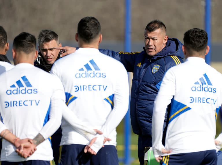 Jorge Almirón da indicaciones en uno de los últimos entrenamientos de Boca: el foco está puesto en los cruces con Palmeiras, más allá que antes jugará ante Lanús por la Copa de la Liga