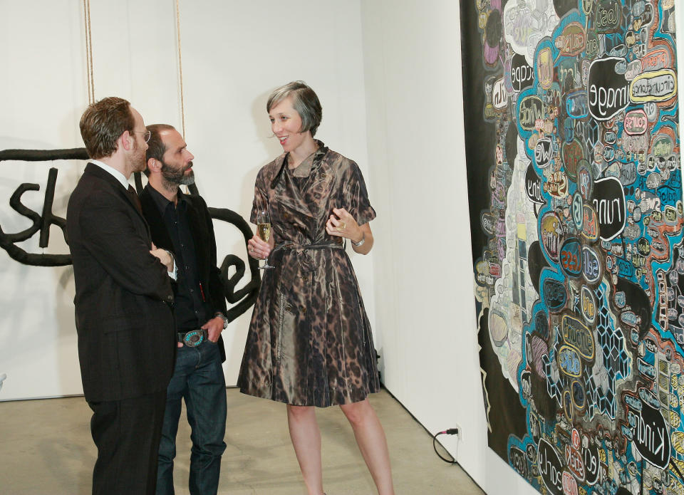 Alexandra Grant diskutiert eines ihrer Bilder bei einer Ausstellung im Jahr 2008   (Bild: Donato Sardella/WireImage)