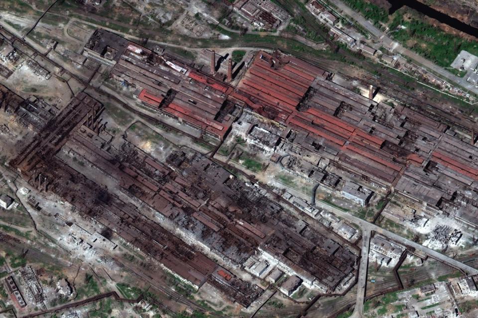 2022年4月29日，一張衛星圖顯示位於烏克蘭城市馬里烏波爾的亞速鋼鐵廠，建築物被幾乎全被俄軍炮轟炸燬。
