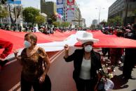 Manifestantes marchan al Congreso con una bandera, mientras el legislador peruano Francisco Sagasti fue elegido como presidente interino del país, en Lima