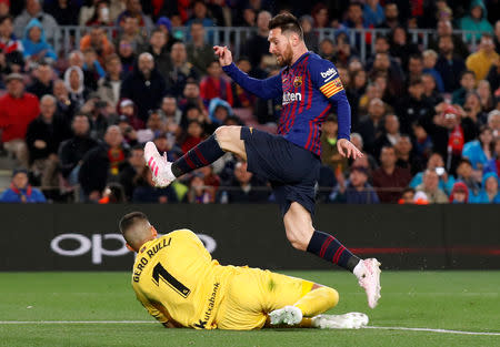 Soccer Football - La Liga Santander - FC Barcelona v Real Sociedad - Camp Nou, Barcelona, Spain - April 20, 2019 Barcelona's Lionel Messi in action with Real Sociedad's Geronimo Rulli REUTERS/Albert Gea