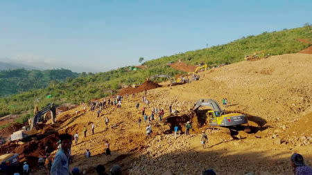 People look for the bodies of miners killed by a landslide in Hpakant jade mine in Kachin state November 21, 2015. REUTERS/Stringer