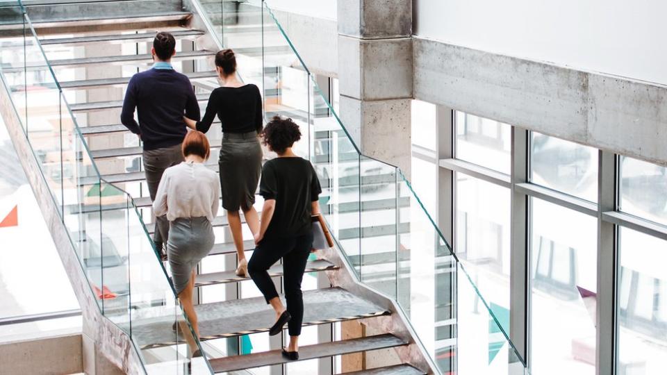 Gente subiendo escaleras