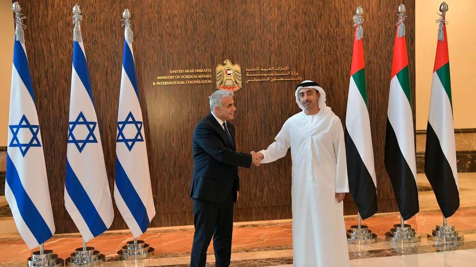 Istraels Außenminister Jair Lapid (l) trifft seinen Amtskollegen Abdullah bin Sajid in Abu Dhabi.