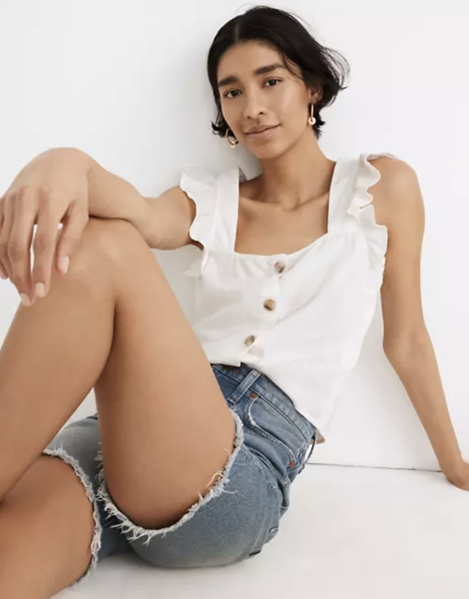 what-to-wear-with-mom-jeans-madewell-Linen-Blend Ruffle-Strap Button-Up Tank Top