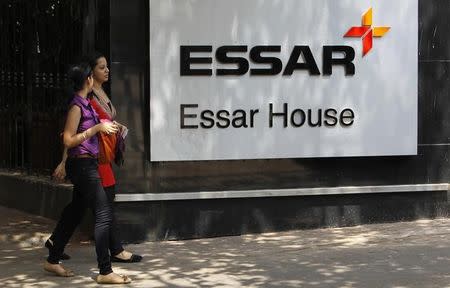 Employees walk past an Essar Group logo outside their headquarters in Mumbai May 20, 2013. REUTERS/Vivek Prakash/Files