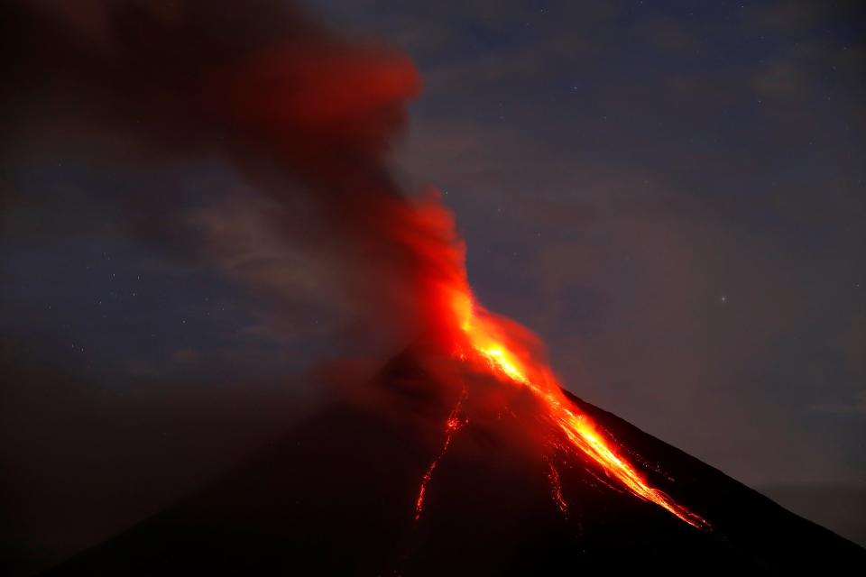 <p>FRM42. DARAGA (FILIPINAS), 22/01/2018.- El volcán Mayon entra de nuevo en erupción expulsando lava y ceniza, en la ciudad de Daraga, en el este de Filipinas, hoy 23 de enero de 2018. El número de evacuados por el volcán supera los 37.000 ante la amenaza de explosiones más potentes. EFE/ Francis R. Malasig </p>