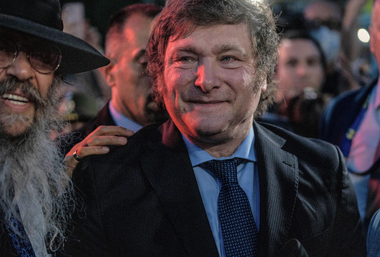 Javier Milei, Presidente de Argentina, participa en una ceremonia de encendido de velas en una celebración de la festividad judía Channuka por parte del grupo Chabad Lubavitch en Buenos Aires, Argentina. (Foto de Guido Piotrkowski/Picture Alliance vía Getty Images)