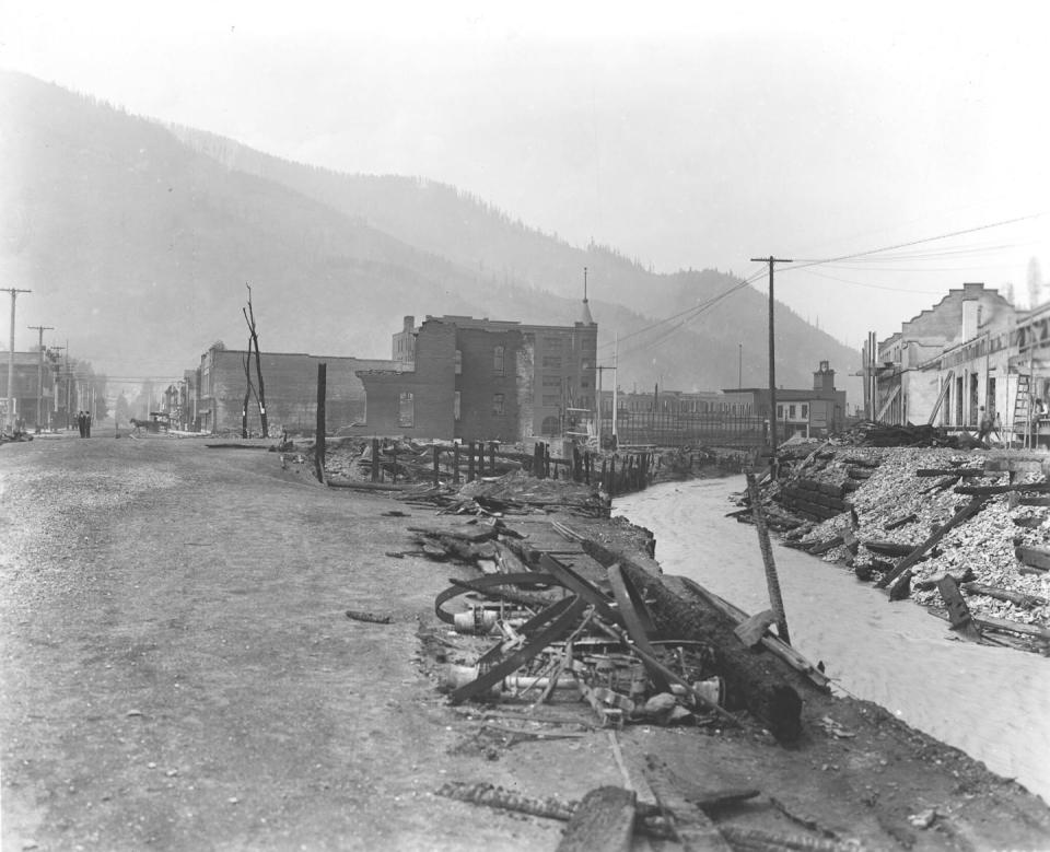 Many residents of Wallace, Idaho, fled on trains ahead of the 1910 blaze. Volunteers who stayed saved part of the town, but about a third of it burned. <a href="https://www.flickr.com/photos/fsnorthernregion/4929826527/in/album-72157624814120716/" rel="nofollow noopener" target="_blank" data-ylk="slk:R.H. McKay/U.S. Forest Service archive;elm:context_link;itc:0;sec:content-canvas" class="link ">R.H. McKay/U.S. Forest Service archive</a>, <a href="http://creativecommons.org/licenses/by/4.0/" rel="nofollow noopener" target="_blank" data-ylk="slk:CC BY;elm:context_link;itc:0;sec:content-canvas" class="link ">CC BY</a>