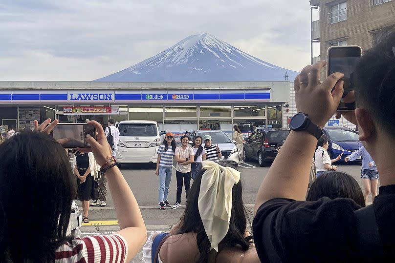 Un pueblo japonés ha instalado una enorme pantalla negra para disuadir a las multitudes de turistas que buscan selfies