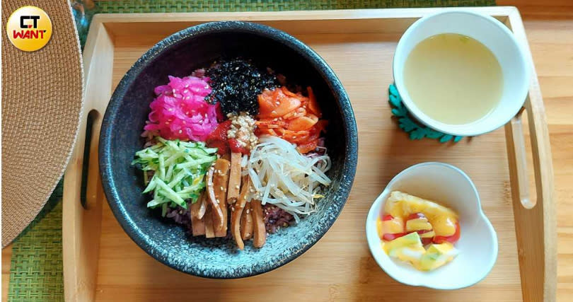 兼顧美味與配色的「韓式拌飯」。（200元，圖／魏妤靜攝）