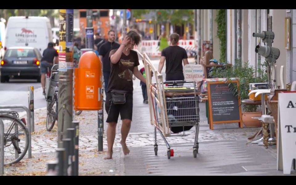 Gerwin (18) transportiert sein Hab und Gut in einem Einkaufswagen. Foto: Screenshot SAT1