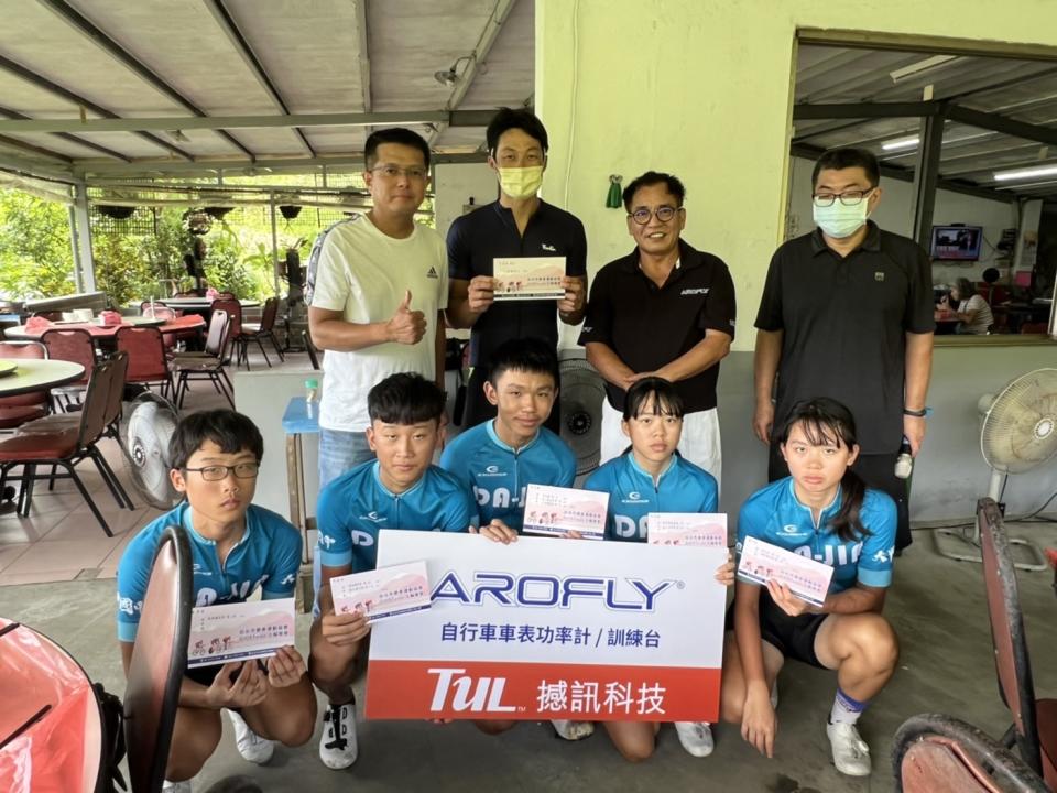 雅諾飛(AROFLY)創辦人吳品盛董事長與撼訊科技公司總經理特助周忠信共同頒發獎金鼓勵台中市大甲國中自行車隊得獎選手。官方提供