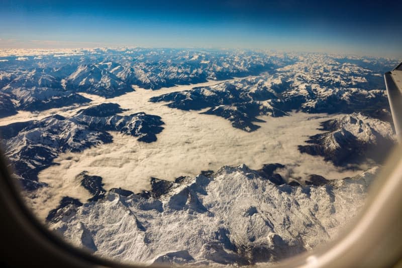 Bumpy terrain means a bumpy flight: Research shows that the many turbulent air routes are located above mountains. Jan Woitas/dpa