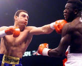 Und noch mal die zweite Runde: Klitschko kürt sich am 26. Mai 1999 durch einen K.o.-Sieg gegen den Nigerianer Herbie Hide zum Weltmeister der WBO