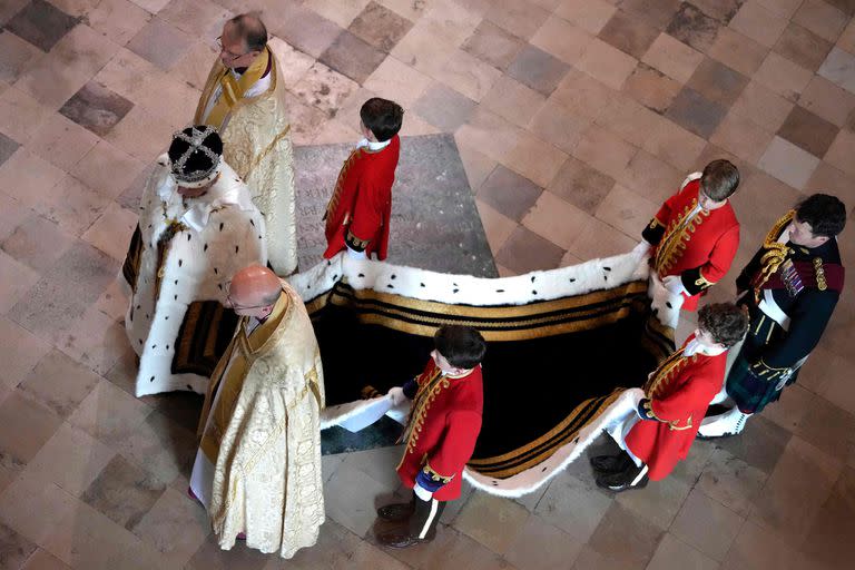 Salida del rey Carlos III de Gran Bretaña de la Abadía de Westminster