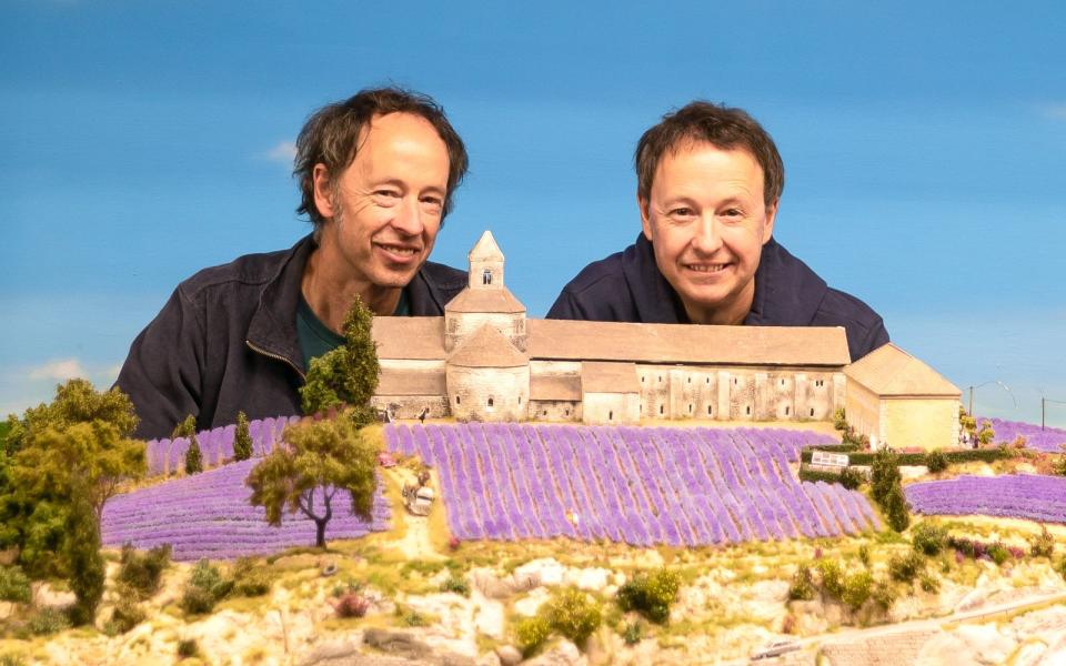 "Hier arbeiten nur Verrückte": Gerrit Braun (links) und sein Bruder Frederik sind die kreativen Köpfe hinter dem berühmten Miniatur Wunderland in Hamburg. (Bild: Tobis)