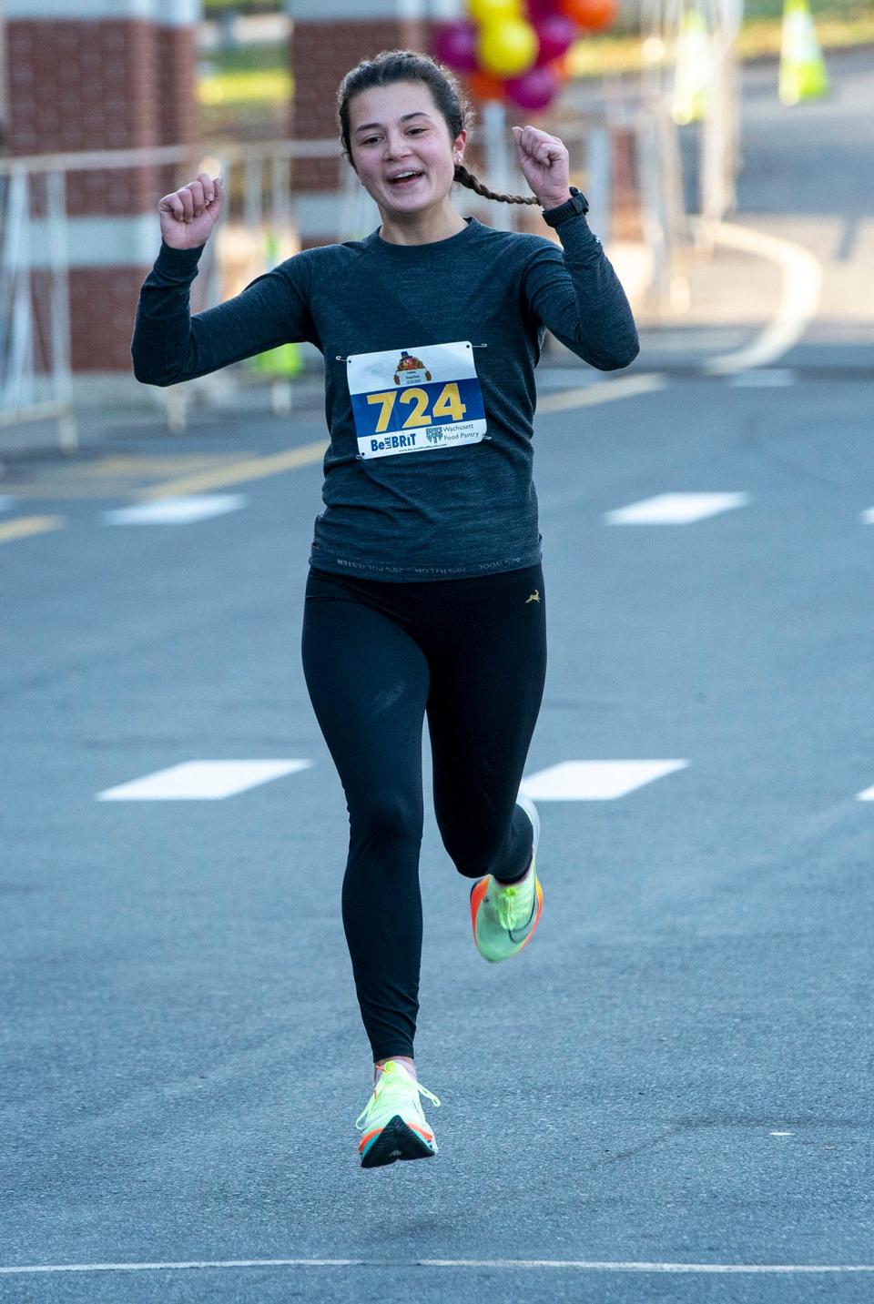 HOLDEN - Emma Saart is the womenâ€™s winner of the 5K Holden Road Race with a time of 18:19 Thursday morning, November 25, 2021. The annual race benefits Be Like Brit and the Wachusett Food Pantry. Saart and menâ€™s winner Logan Gaudette are both 2017 graduates of Wachusett Regional High School.