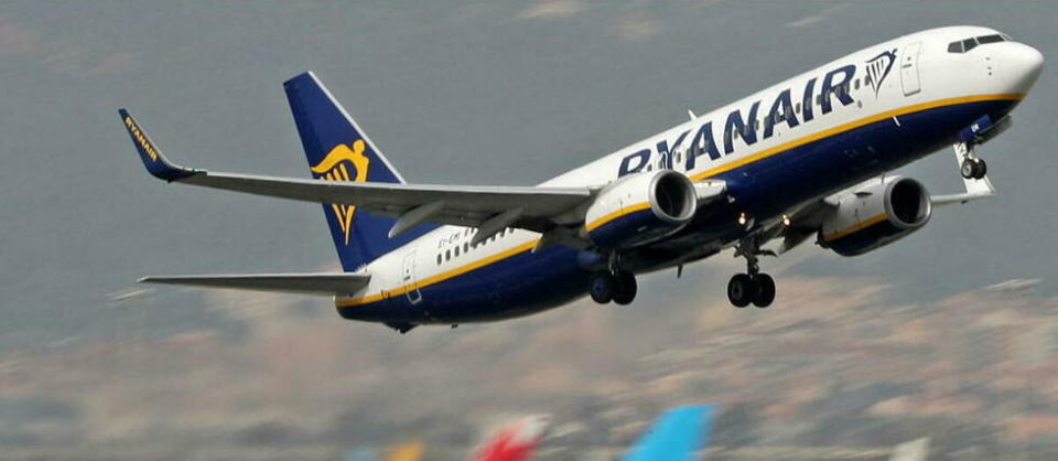 Un Boeing 737 de la compagnie low cost irlandaise Ryanair décolle de l'aéroport de Barcelone, le 28 mars 2022.  - Credit:Urbanandsport/NurPhoto via AFP