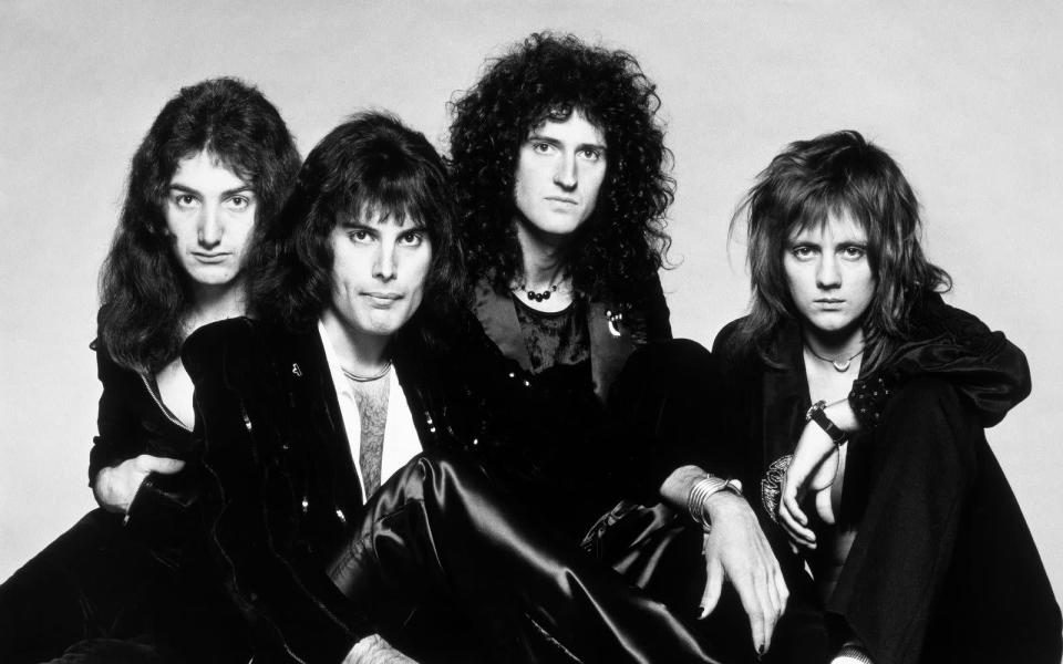 Die Band Queen wird im September ein neues Lied veröffentlichen. In dem Song &quot;Face It Alone&quot; wird der bereits verstorbene Sänger Freddie Mercury (zweiter von links) zu hören sein. (Bild: Universal Music)