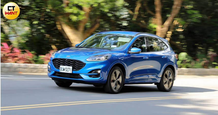 Kuga EcoBoost 180 ST-Line Sport新增超過30萬的配備，但卻降價販售搶市。（圖／方萬民攝）