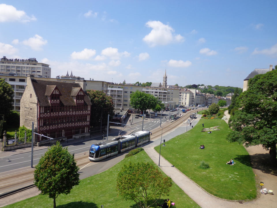 La ville du Calvados a une note de 65,5 sur 100 sur le barème de l'Observatoire des villes vertes. Caen arrive à la quatrième place du classement "entretien", qui valorise les révolutions dans la gestion et l'entretien des espaces verts publics. Dans ce top "Entretien", les villes pionnières dans l'abandon des produits phyto sont mises en avant.