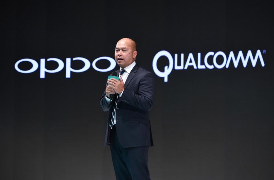 Qualcomm副總裁暨台灣區總裁劉思泰出席OPPO R11新品發表會，介紹由OPPO與Qualcomm聯合訂製優化的旗艦級影像處理器Spectra ISP。