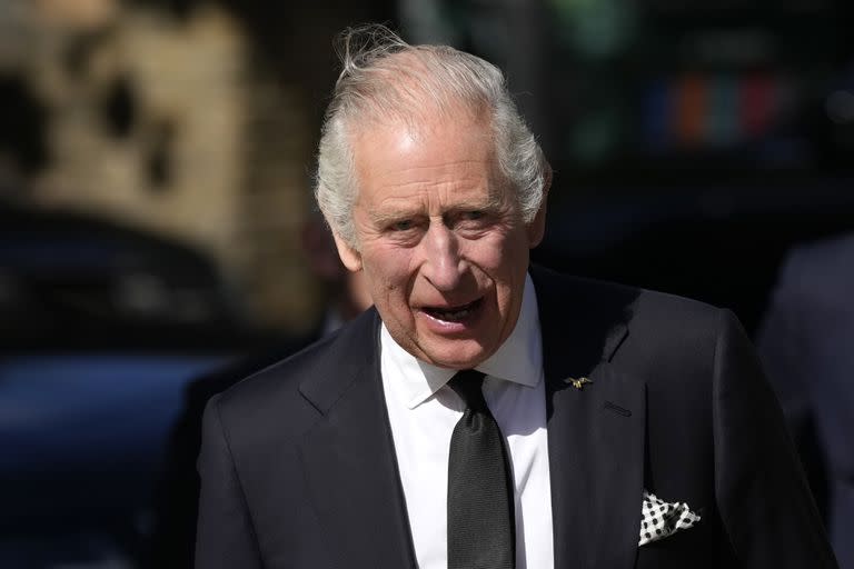 El rey Carlos III llega para agradecerle a los trabajadores de servicios de emergencia sus labores y apoyo antes del funeral de la reina Isabel II, el sábado 17 de septiembre de 2022, en la Sala de Operaciones Especiales de la Policía Metropolitana, en Londres