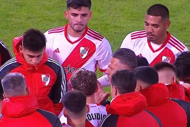 La charla de Demichelis con los jugadores antes de la tanda de penales contra Temperley