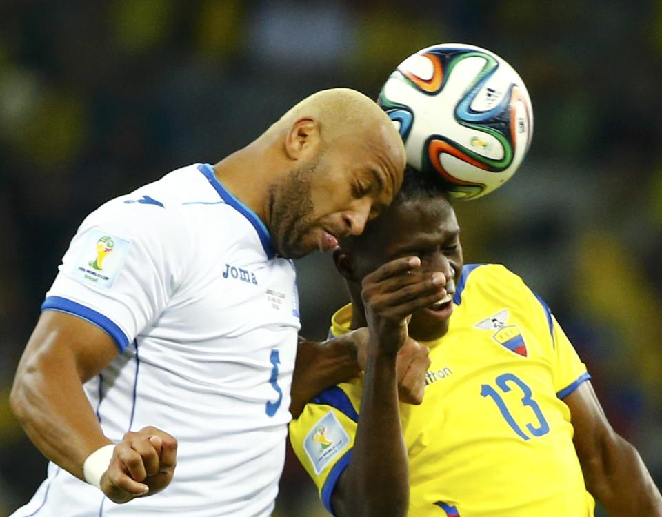 Victor Bernardez of Honduras (L) fights for the ball with Ecuador's Enner Valencia during their 2014 World Cup Group E soccer match at the Baixada arena in Curitiba June 20, 2014. REUTERS/Stefano Rellandini (BRAZIL - Tags: SOCCER SPORT WORLD CUP TPX IMAGES OF THE DAY)