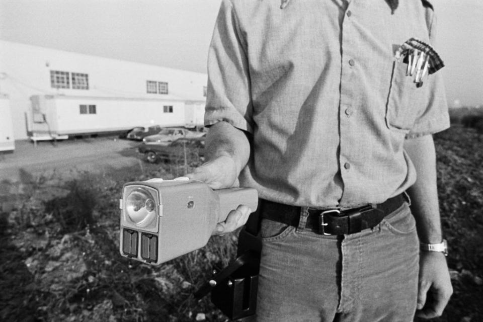 <p>La pistola che dà delle scariche elettriche al malcapitato di turno è stata creata nel 1969 e adottata poco dopo dalla polizia statunitense (foto: Getty Images) </p>