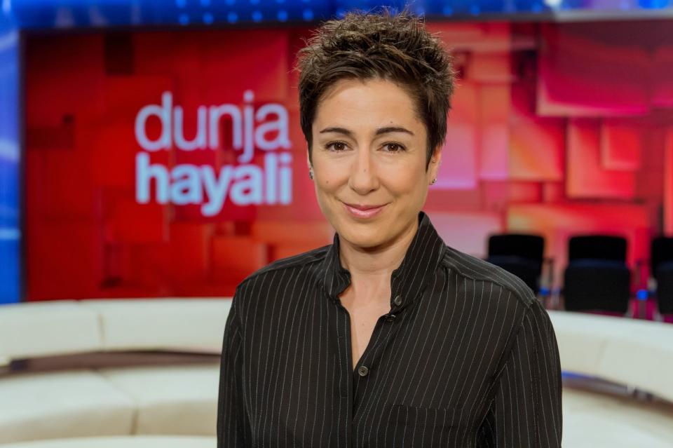 Dunja Hayali ist eines der bekanntesten Gesichter des ZDF. Im Oktober 2022 feiert sie ihr 15-Jahre-Jubiläum als Moderatorin des "ZDF-Morgenmagazins". Ihr eigenes Talk-Magazin "dunja hayali" wird nicht fortgesetzt, wie das ZDF 2021 verkündete. Dafür kann man die Frau aus Datteln seit 2018 als Moderatorin des "aktuellen Sportstudios" sehen. (Bild: ZDF / Svea Pietschmann)