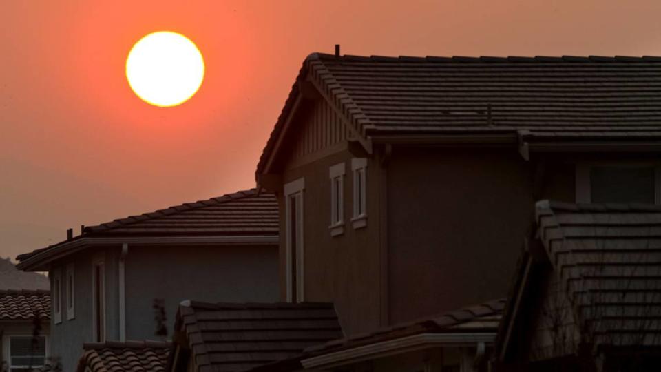 El amanecer es naranja en San Luis Obispo el viernes 2 de octubre de 2020, debido a las partículas en el cielo. El humo de los incendios en Sierra Nevada y Big Sur ha afectado la calidad del aire en todo el Condado de San Luis Obispo. David Middlecamp/dmiddlecamp@thetribunenews.com