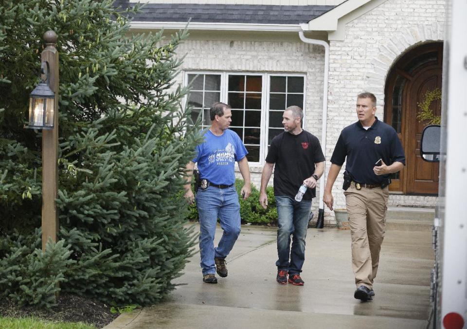 Agentes federales salen de la casa del vocero de los restaurantes Subway, Jared Fogle, el martes 7 de julio del 2015 en Zionsville, Indiana. (AP Foto/Michael Conroy)