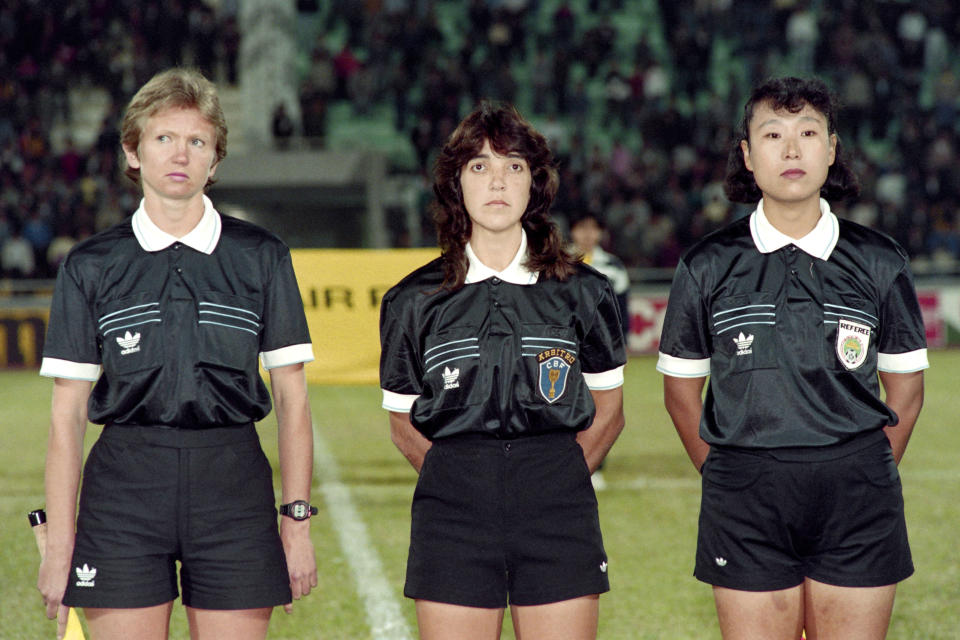 第一支國際足聯女子裁判隊Linda BLack、Claudia de Vasconcelos和Zuo Xiudi（從左到右） (Photo credit should read TOMMY CHENG/AFP via Getty Images)