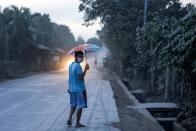 <p>FRM14. GUINOBATAN (FILIPINAS), 22/01/2018.- Un hombre se protege con una mascarilla y una paraguas de la ceniza expulsada tras la erupción del volcán Mayon en la localidad de Guinobatan (Filipinas), hoy 22 de enero de 2018. La agencia sismológica de Filipinas (PHIVOLCS) elevó hoy el nivel de alerta del volcán Mayon, después de que expulsara una gran nube de ceniza y ante la amenaza de una erupción mayor en las próximos horas o días. EFE/ Linus Escandor II </p>