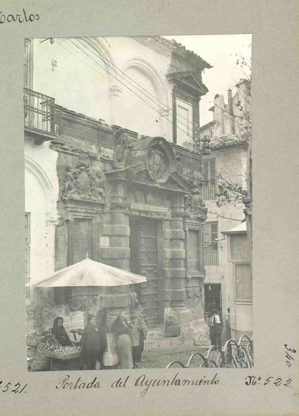 Cartel ilegible en en el dintel de la entrada de la Cárcel de Martos (Jaén). Romero de Torres, E. (1913). Catálogo monumental de los monumentos históricos y artísticos de la provincia de Jaén. Catálogo monumental de España original. Tomo X.