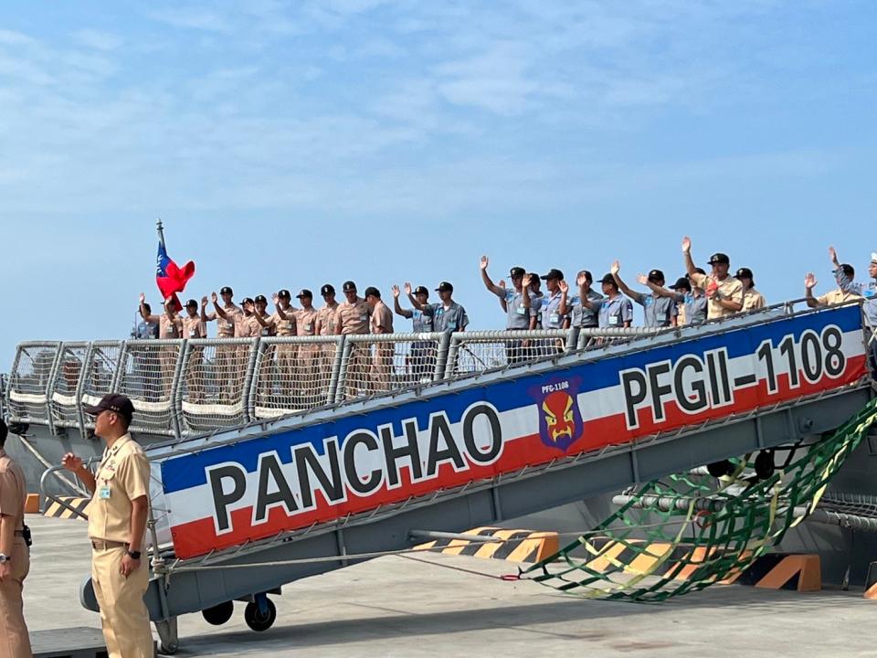 成功級班超號軍艦負責監控解放軍山東號航母編隊通過巴士海峽，軍人之友社理事長李棟樑在班艦艦返港後立即前往慰問。王烱華攝